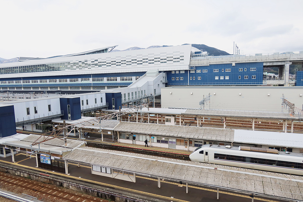 奥にある新幹線駅舎/北陸新幹線・敦賀駅