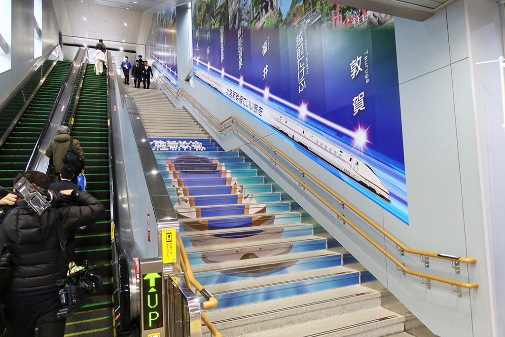 在来線への連絡通路を結ぶエスカレーター/北陸新幹線・敦賀駅