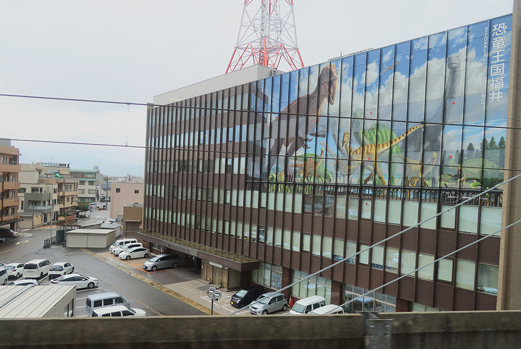 福井駅到着直前、左側に見える北陸電力ビル/北陸新幹線・敦賀駅