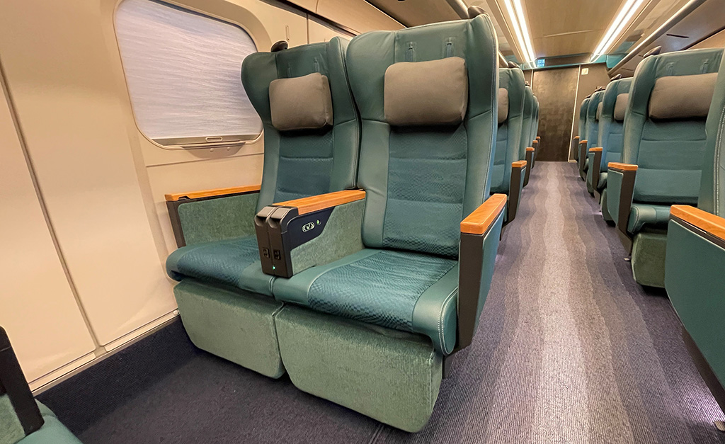 山形新幹線E8系のグリーン車