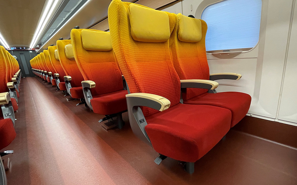 山形新幹線E8系の普通車