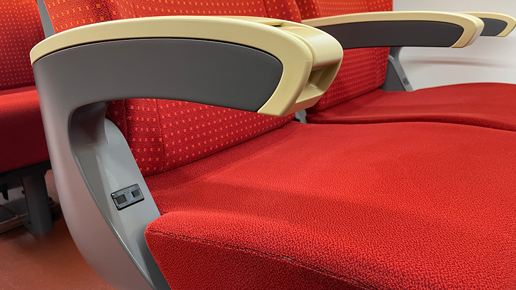 山形新幹線E8系の座席のコンセント