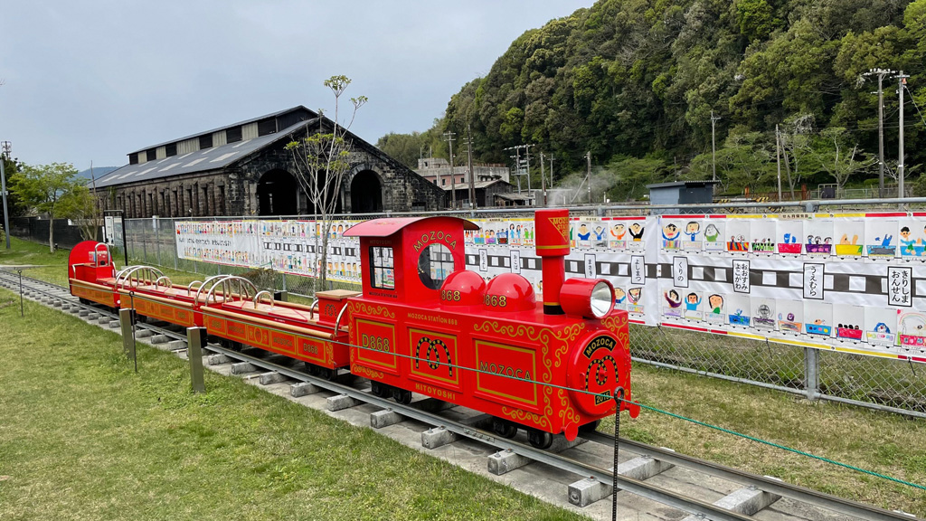 ミニトレインと肥薩線・くま川鉄道の復興を応援する横断幕/人吉鉄道ミュージアムMOZOCAステーション868(熊本県/人吉市)