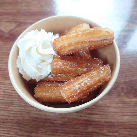園内レストラン「ハニーサックル」のチーズクリームチュロス/梅コタ2024（大阪府/河内長野市）