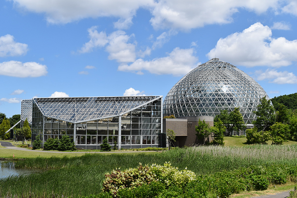 広大な敷地内に建つ「熱帯植物ドーム」/新潟県立植物園(新潟市)