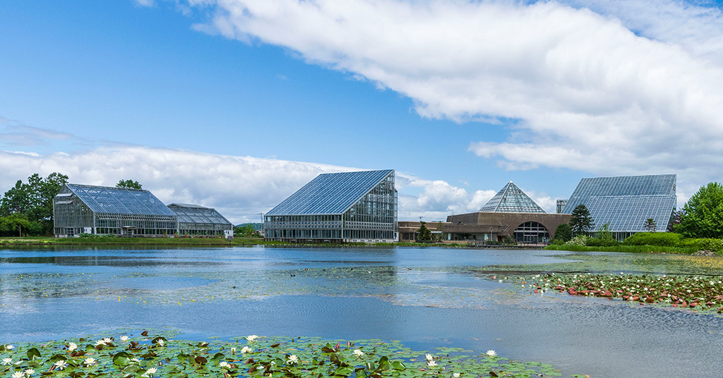 5棟からなる展示温室/富山県中央植物園(富山市)