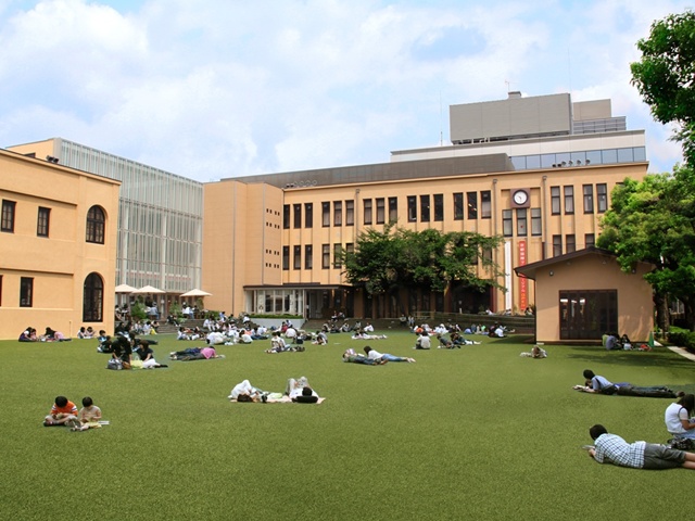 天気のいい日には、マンガを持って中庭へ/京都国際マンガミュージアム（京都府/中京区）