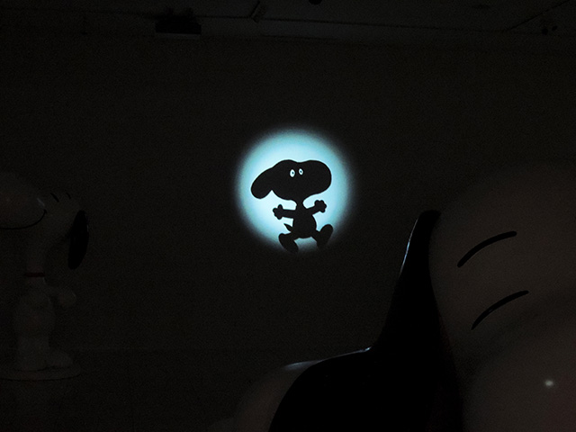 スヌーピーの影が!? 目だけが光っています/スヌーピーミュージアム(東京都/町田市)