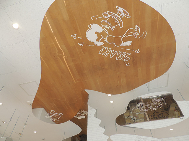 雲のようなミラーのあるエントランス/スヌーピーミュージアム(東京都/町田市)