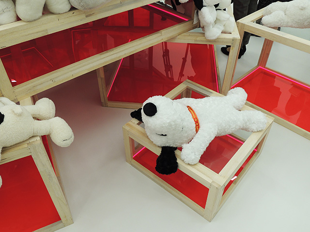 仰向けで寝そべっているスヌーピーのぬいぐるみ/スヌーピーミュージアム(東京都/町田市)