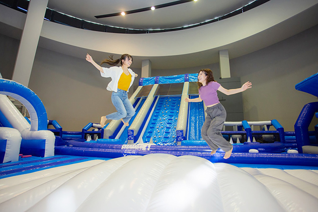 ひよしプレイアリーナのトランポリン／道の駅 スプリングスひよし