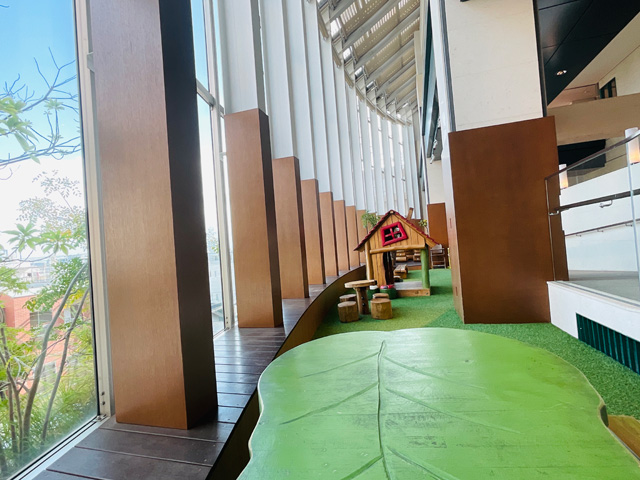 開放的な「TERRACE」/子育てウェルカムステーションHUGOOD TAKAISHI(大阪府/高石市)