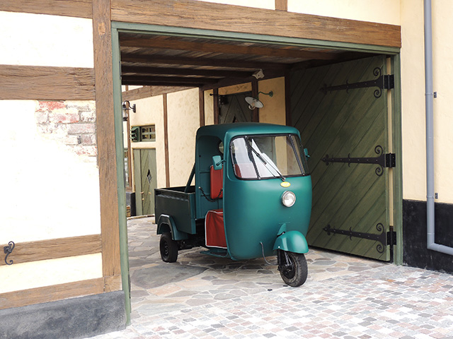 魔女の宅急便「グーチョキパン屋」の緑の車 /ジブリパーク（愛知県/長久手市）