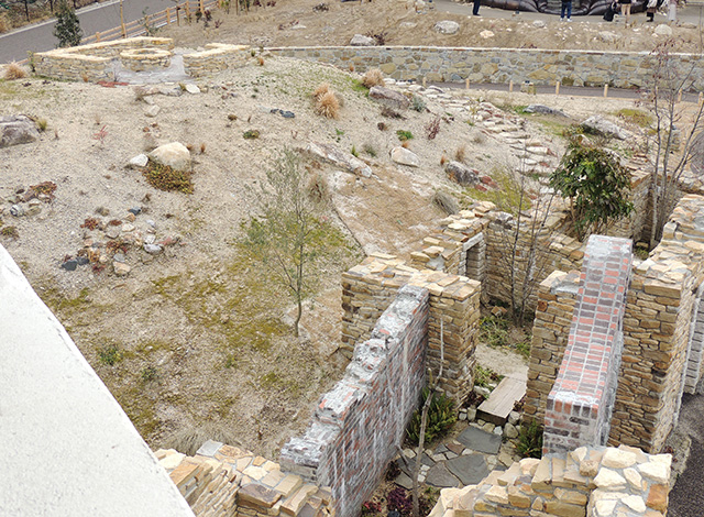 古井戸がある山の上から見る「ハウルの城」/ジブリパーク（愛知県/長久手市）