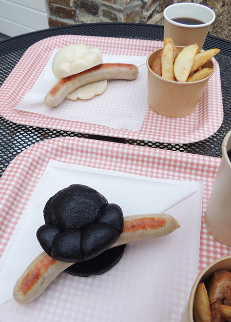 「ホットドッグスタンド ホット・ティン・ルーフ」のネコの手ドッグ/ジブリパーク（愛知県/長久手市）