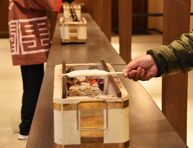 「タタラ場」五平餅炭火焼体験の様子/ジブリパーク（愛知県/長久手市）