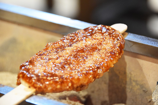 「タタラ場」五平餅炭火焼体験の様子/ジブリパーク（愛知県/長久手市）