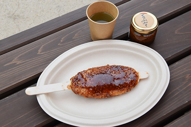 「タタラ場」五平餅炭火焼体験の様子/ジブリパーク（愛知県/長久手市）