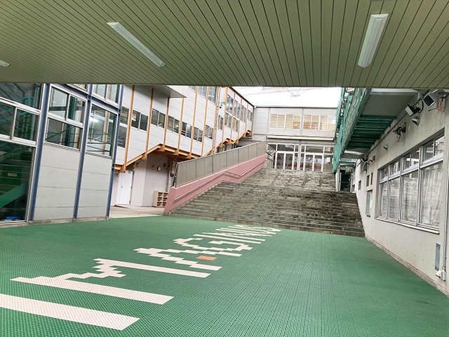 エントランス横にある大階段/IMAGINUS(東京都/杉並区)