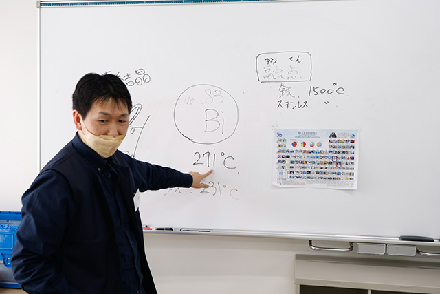 「ビスマス結晶工房」の説明をする様子/IMAGINUS(東京都/杉並区)