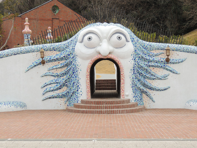 「魔女の谷」入口には「魔女の口」があります。このトンネルを抜けて魔女たちの世界へ