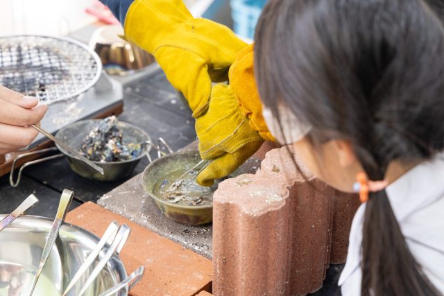 ビスマスを溶かしている様子/IMAGINUS(東京都/杉並区)