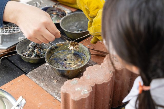 融解したビスマスにピンセットを差し込む様子/IMAGINUS(東京都/杉並区)