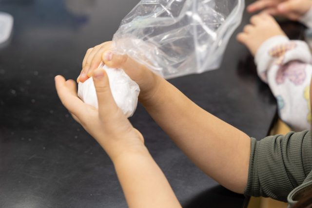 「恐竜のたまごバスボムをつくろう」/IMAGINUS(東京都/杉並区)