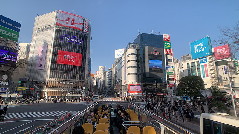 「グリーンコース」で通る渋谷スクランブル交差点/スカイホップバス東京（東京都）