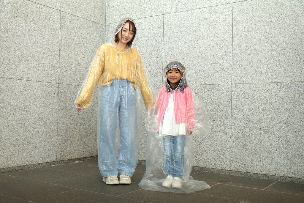 雨の日にプレゼントされるポンチョ/スカイホップバス東京（東京都）