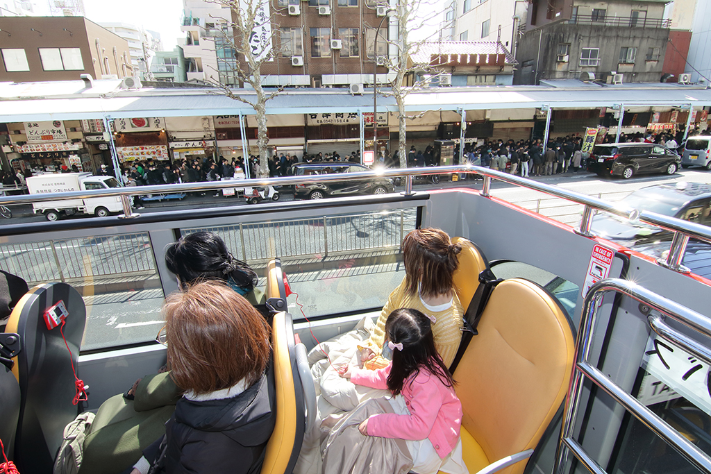 バスから見える築地場外市場/スカイホップバス東京（東京都）