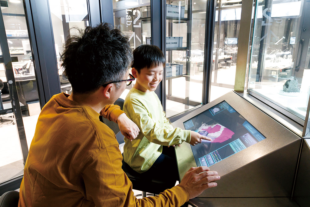 CT化石観察の様子/福井県立恐竜博物館(勝山市)