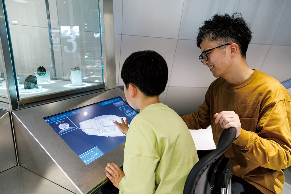 CT化石観察の様子/福井県立恐竜博物館(勝山市)