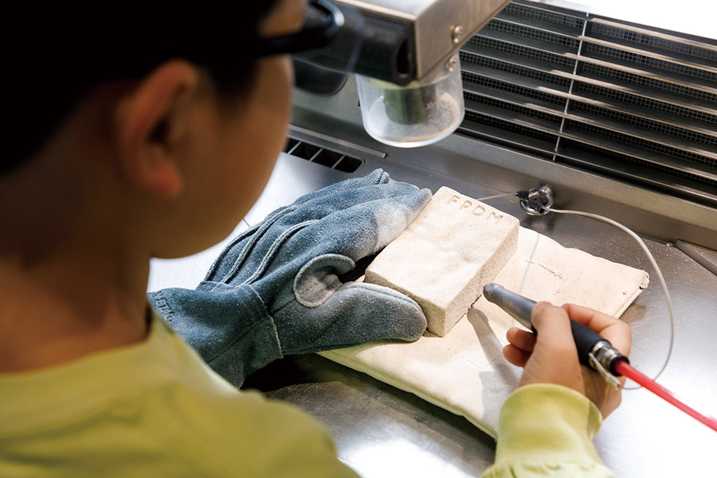 化石クリーニング:本番の様子/福井県立恐竜博物館(勝山市)