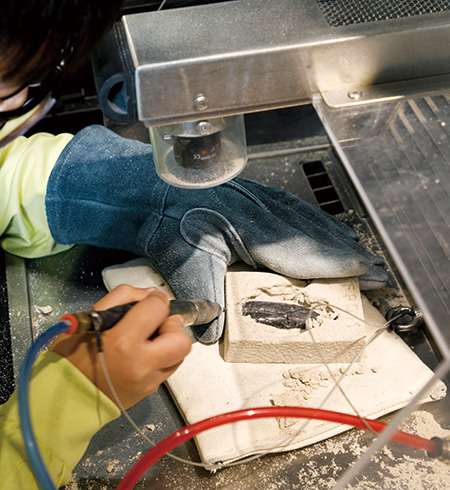 化石クリーニング:本番の様子/福井県立恐竜博物館(勝山市)