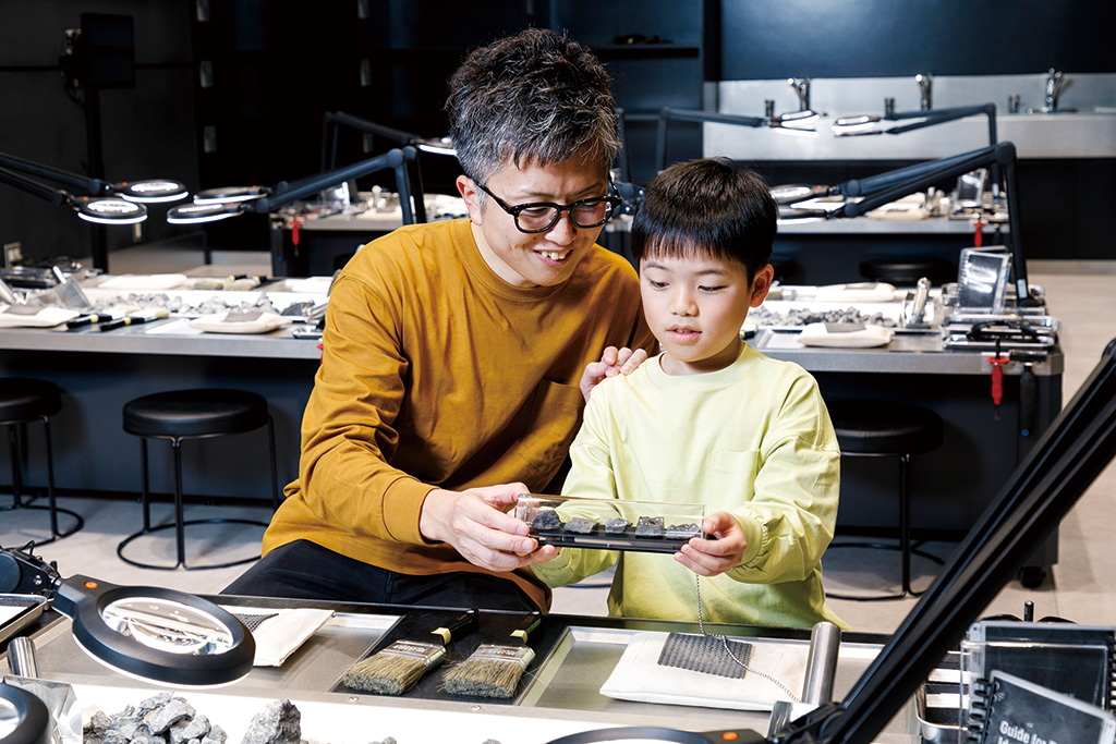 見本化石を観察して化石の入り方を確認しよう！/福井県立恐竜博物館（勝山市）