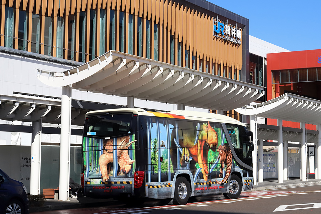 恐竜博物館直行!恐竜バス
