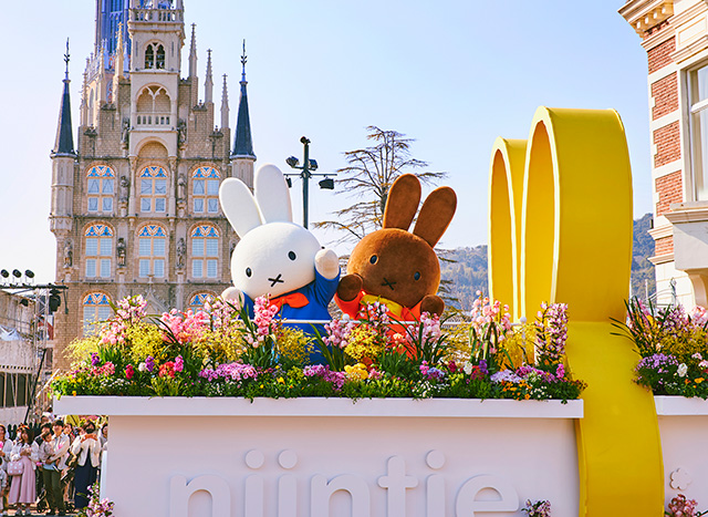アムステルダム広場の前を通り過ぎるミッフィーとメラニー/ハウステンボス(長崎県/佐世保市)