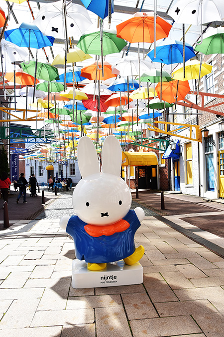 頭上に傘がいっぱいのアンブレラストリート/ハウステンボス(長崎県/佐世保市)