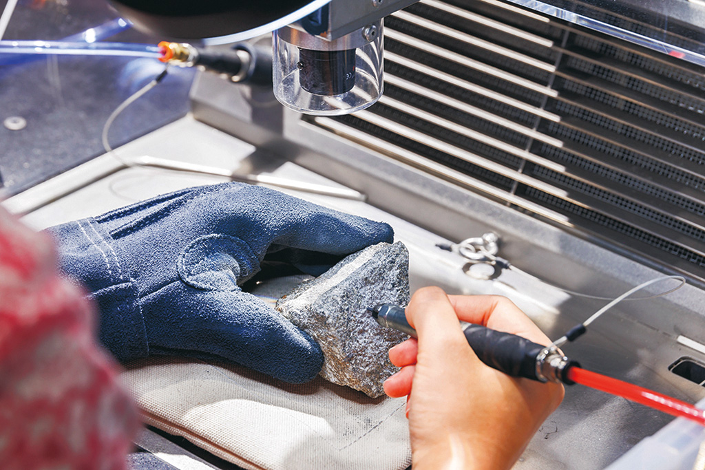 化石研究体験/福井県立恐竜博物館(勝山市)