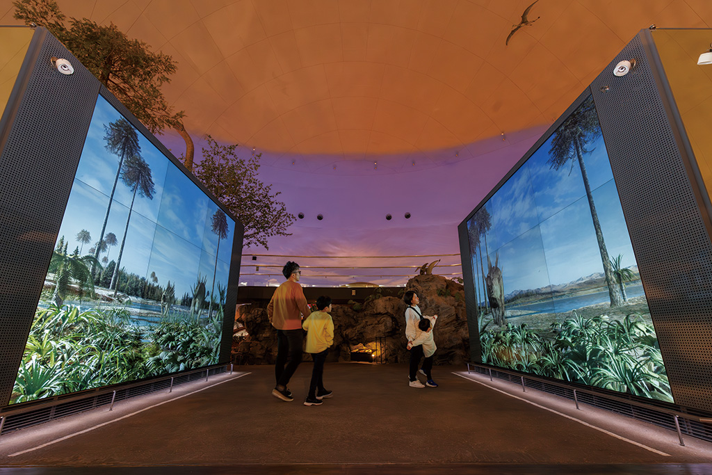 スクリーン間を飛び越えていく恐竜/福井県立恐竜博物館(勝山市)