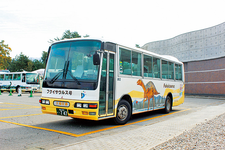 野外恐竜博物館ツアーで乗車するバス/福井県立恐竜博物館（勝山市）