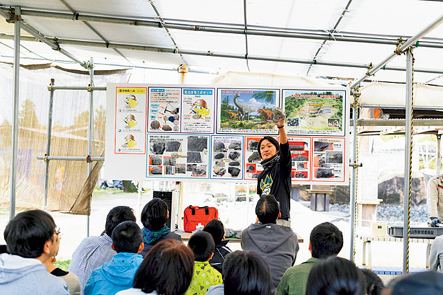化石発掘体験|どきどき恐竜発掘ランド/かつやま恐竜の森(勝山市)