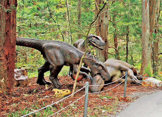 ゾーン①弱肉強食／ユタラプトル、イグアノドン｜かつやまディノパーク/かつやま恐竜の森（勝山市）