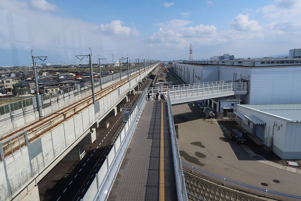 左が北陸新幹線の線路、中央が連絡通路、右側が白山総合車両所/トレインパーク白山（石川県/白山市）