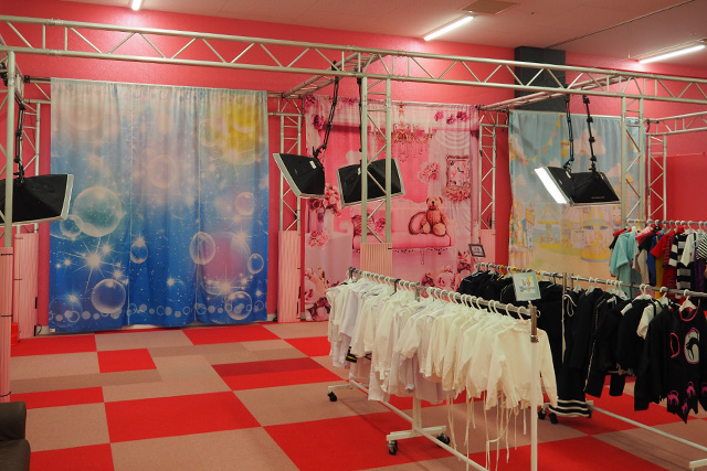 ファッションフォトスタジオにはドレスや衣装がいっぱい／ファンタジーキッズリゾート印西