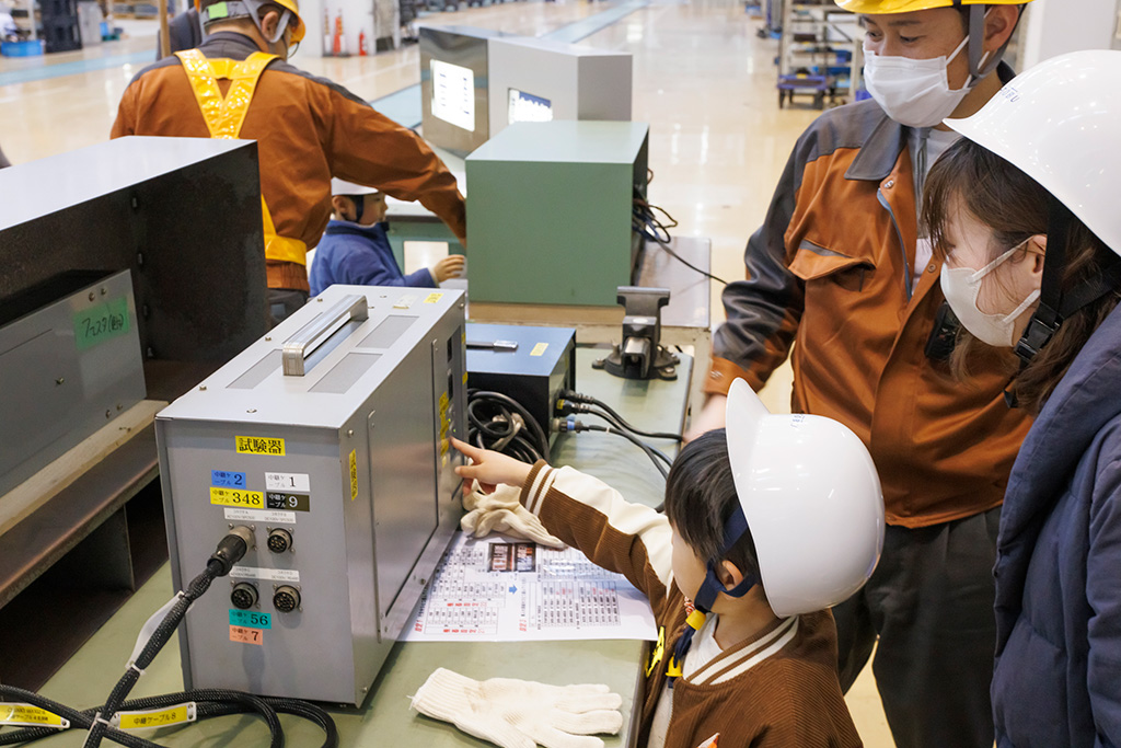LED表示器の操作体験の様子1/東武鉄道南栗橋工場（埼玉県/久喜市）
