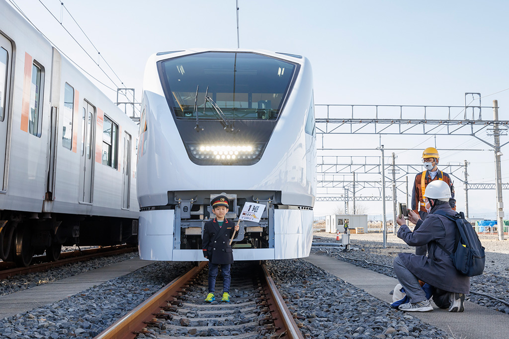 特急「スペーシア X」と記念撮影/東武鉄道南栗橋工場（埼玉県/久喜市）