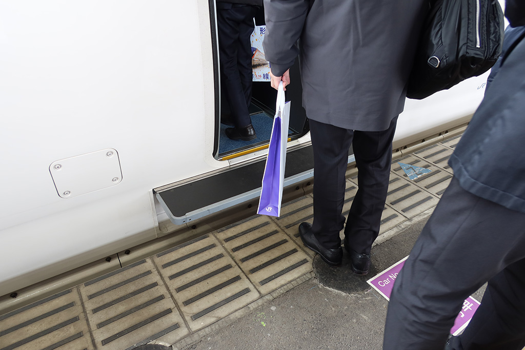 山形新幹線E8系の足元ステップ