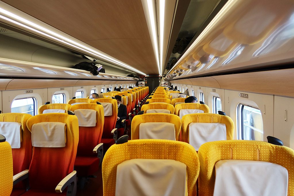 山形新幹線E8系の普通車